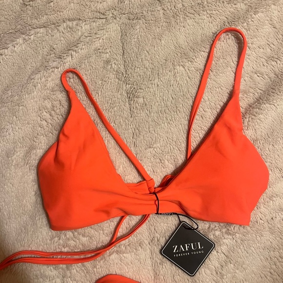 Bikini! - Picture 3 of 4